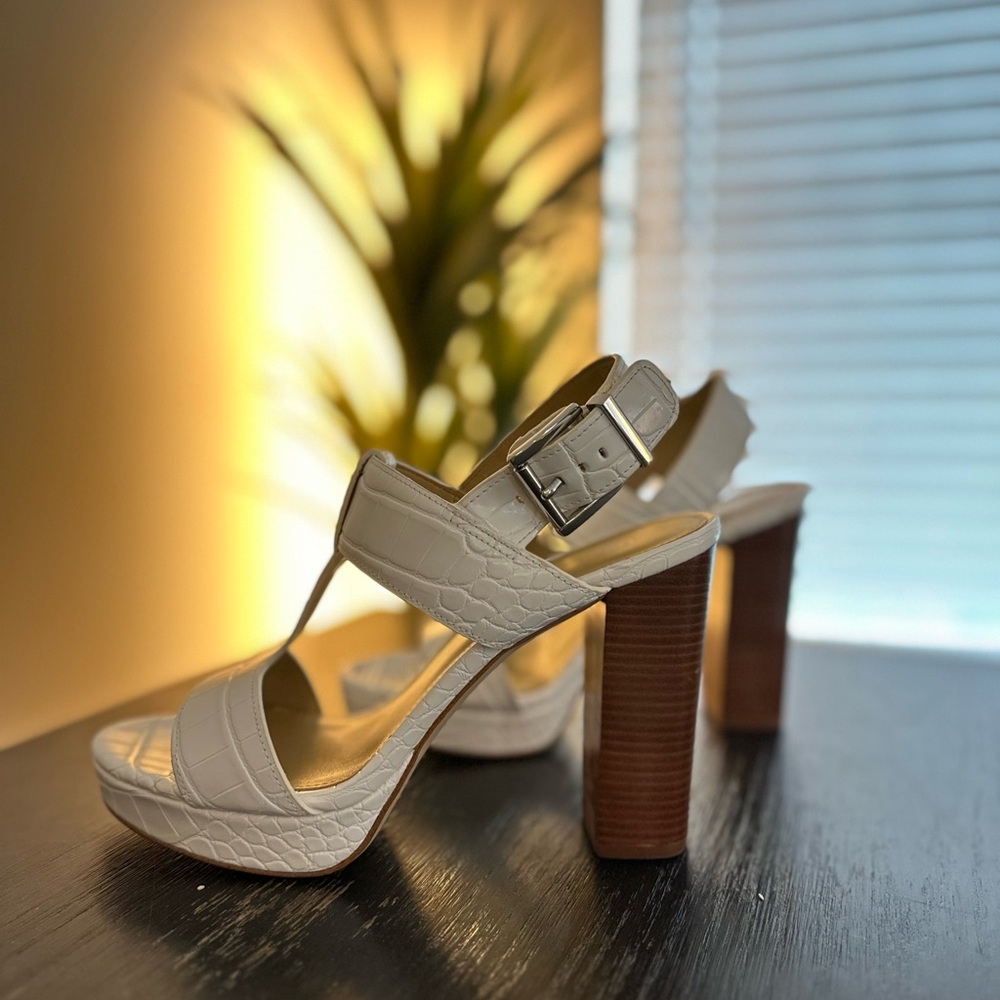 Michael Kors Cream and Brown Platform Sandals with Modern Design - Picture 3 of 4